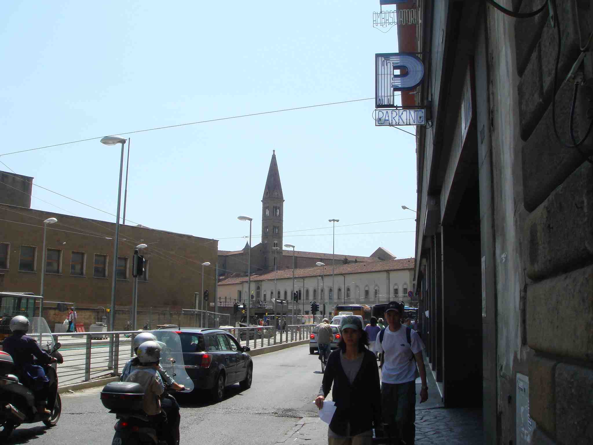 駅前は工事中。中央に見えるのが、サンタ・マリア・ノベッラ教会。ホテルは駅のすぐ近くです。